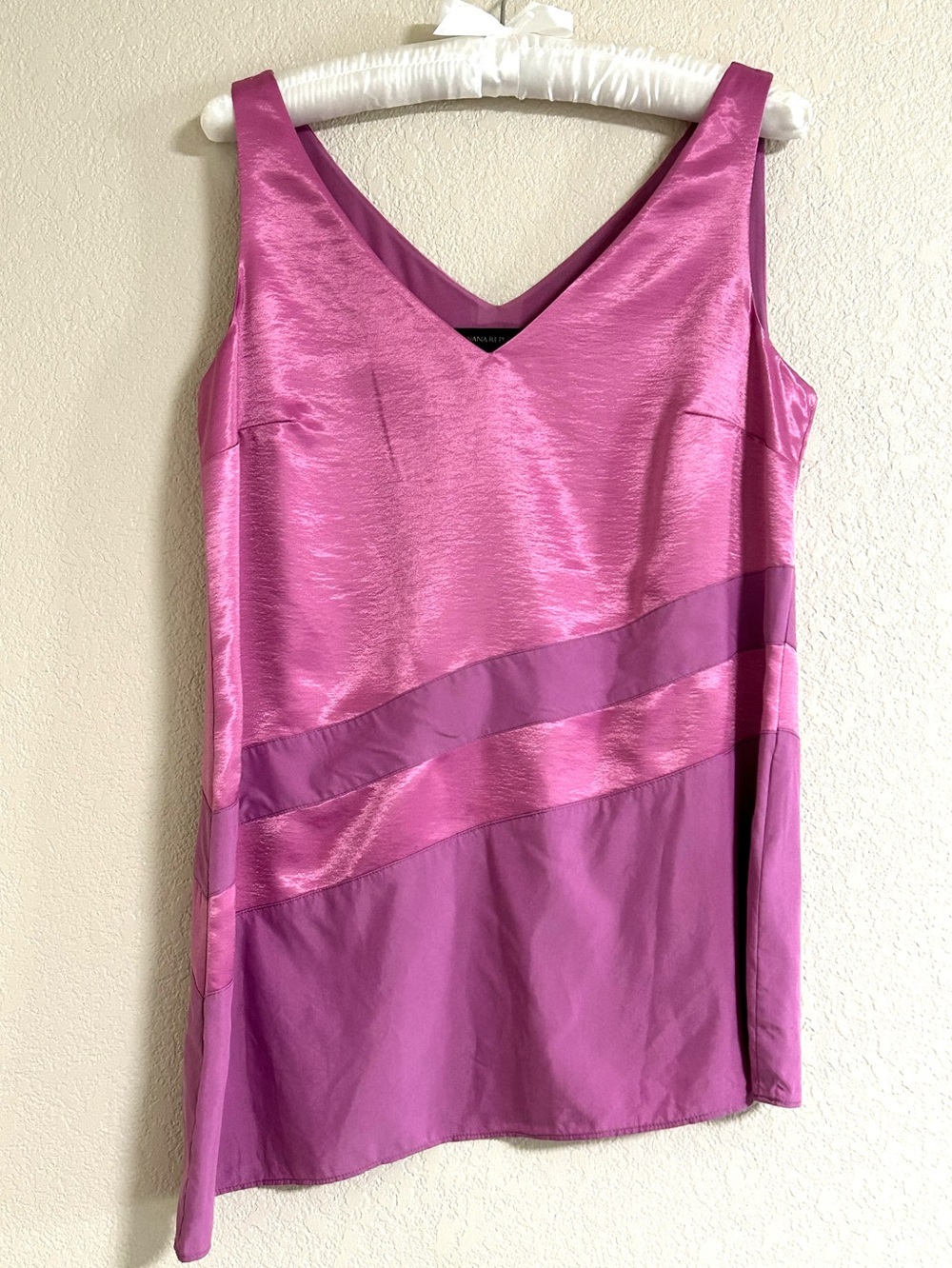 Banana Republic Satin V-Neck Top-XS Asymmetrical Hem women Sleeveless blouse